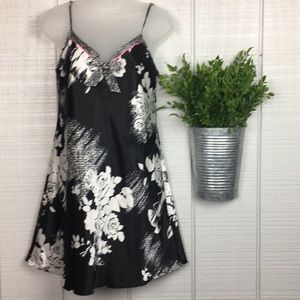 MORGAN TAYLOR Black/White Floral Night Gown